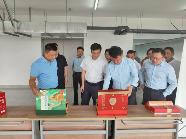 臨澤鎮(zhèn)黨政代表團來高郵鴨集團調研考察 (2)_副本.jpg