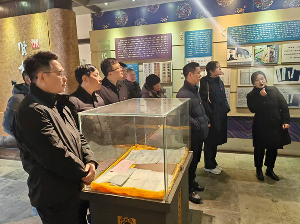 高郵鴨集團(tuán)黨支部組織開展12·9黨風(fēng)廉政實(shí)境教育活動 (2)_副本.jpg